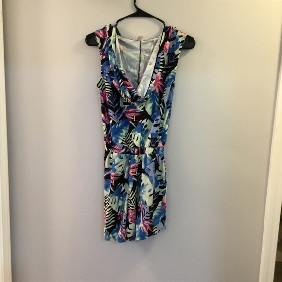 NO Boundaries Med (7-9) multi color  hooded romper
Lace tie front
Hooded - Picture 3 of 16